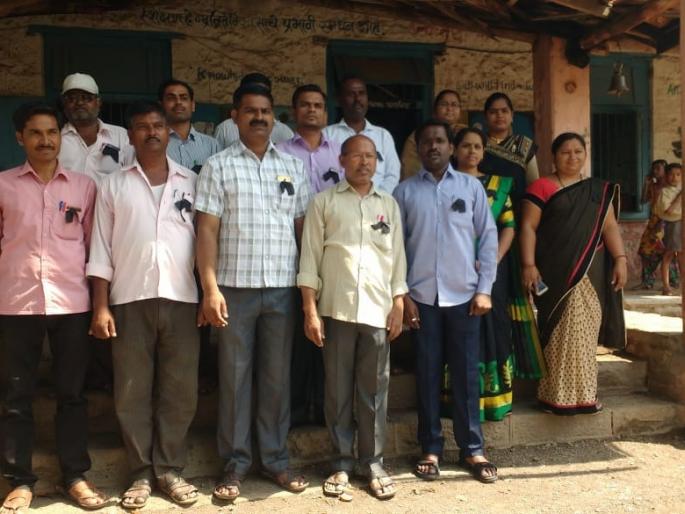 Teacher's black ribbons by working | शिक्षकांचे काळ्या फिती लावून कामकाज Teacher's black ribbons by working | शिक्षकांचे काळ्या फिती लावून कामकाज