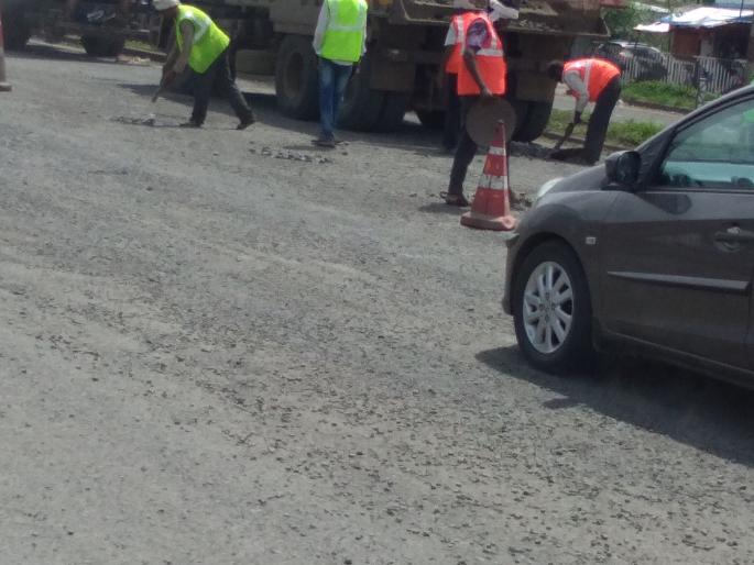 The start of the demolition at Gondi Phata | गोंदे फाटा येथे डांबरीकरणास अखेर प्रांरभ