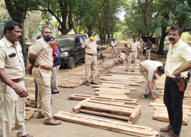 Materials seized with teak wood at Pipanran | पिपंराण येथे सागवानी लाकडासह साहित्य जप्त Materials seized with teak wood at Pipanran | पिपंराण येथे सागवानी लाकडासह साहित्य जप्त