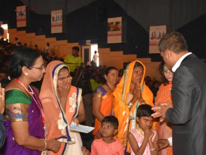 Tears of relief when accepting help checks | मदतीचा धनादेश स्वीकारताना अश्रू अनावर Tears of relief when accepting help checks | मदतीचा धनादेश स्वीकारताना अश्रू अनावर