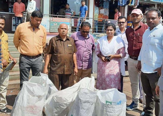 One and a half quintals of plastic bags seized in the floor | तळोद्यात दीड क्विंटल प्लास्टीक पिशव्या जप्त One and a half quintals of plastic bags seized in the floor | तळोद्यात दीड क्विंटल प्लास्टीक पिशव्या जप्त