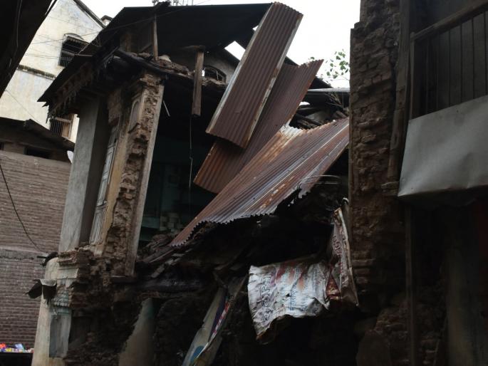 Municipality depressed about old buildings | जिर्ण इमारतींबाबत पालिका उदासिन Municipality depressed about old buildings | जिर्ण इमारतींबाबत पालिका उदासिन