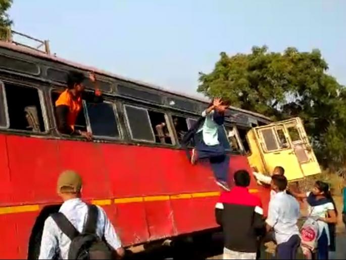And the students jumped out of the bus window | आणि विद्यार्थ्यांनी मारल्या बसच्या खिडकीतून उड्या And the students jumped out of the bus window | आणि विद्यार्थ्यांनी मारल्या बसच्या खिडकीतून उड्या
