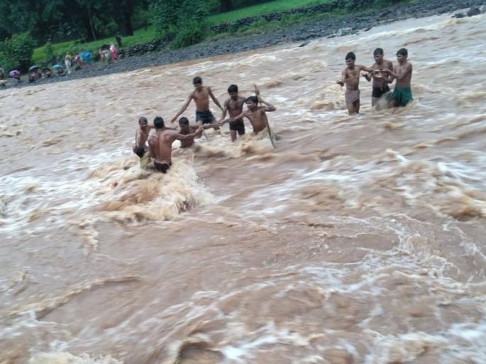 The thrill of rescuing a child carried away by a flood | पुरात वाहून जाणाऱ्या बालकाच्या बचावाचा थरार