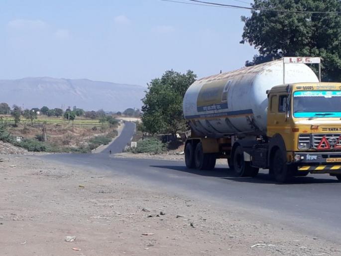 Prayers were also locked at Vissarwadi | विसरवाडी येथे प्रार्थना स्थळांनाही लागले कुलूप Prayers were also locked at Vissarwadi | विसरवाडी येथे प्रार्थना स्थळांनाही लागले कुलूप