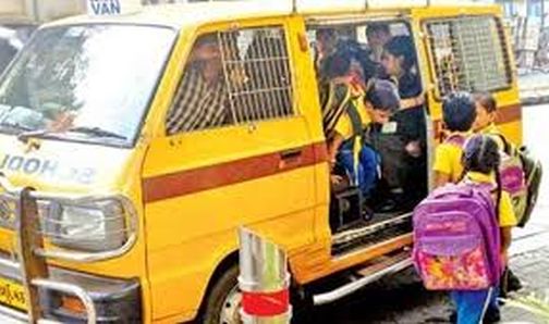 Due to the lockdown, the uncles of the students are doing wages | लॉकडाऊनमुळे विद्यार्थ्यांचे व्हॅनवाले काका करताहेत मजूरी Due to the lockdown, the uncles of the students are doing wages | लॉकडाऊनमुळे विद्यार्थ्यांचे व्हॅनवाले काका करताहेत मजूरी