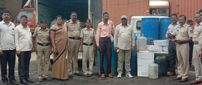 Duty of excise duty on counterfeit liquor factory | बनावट मद्याच्या कारखान्यावर उत्पादन शुल्क विभागाची धाड Duty of excise duty on counterfeit liquor factory | बनावट मद्याच्या कारखान्यावर उत्पादन शुल्क विभागाची धाड