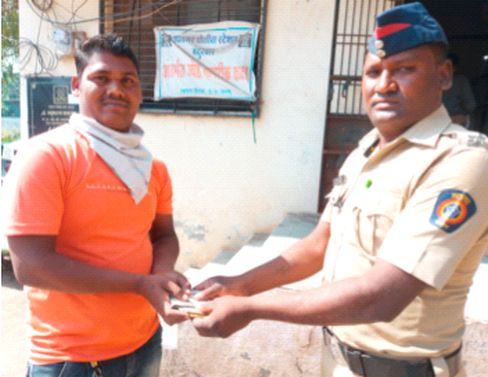 The police chased the pickpocket and returned the driver's money | पाकीट उचलणा-याचा पोलीसाने केला पाठलाग, चालकाचे पैसे केले परत The police chased the pickpocket and returned the driver's money | पाकीट उचलणा-याचा पोलीसाने केला पाठलाग, चालकाचे पैसे केले परत
