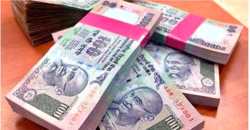 Banks, however, are not commanded to deposit one hundred, twenty, ten, five notes for fear of cancellation: Many struggle to spend notes | शंभर, वीस, दहा, पाचच्या नोटा रद्द होण्याच्या भितीने जमा करण्याकडे कल बॅंकांना मात्र आदेश नाही : नोटा खपविण्यासाठी अनेकांची धडपड Banks, however, are not commanded to deposit one hundred, twenty, ten, five notes for fear of cancellation: Many struggle to spend notes | शंभर, वीस, दहा, पाचच्या नोटा रद्द होण्याच्या भितीने जमा करण्याकडे कल बॅंकांना मात्र आदेश नाही : नोटा खपविण्यासाठी अनेकांची धडपड