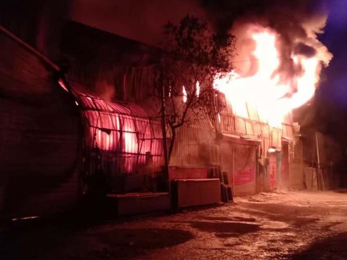  The hardware shops suffered a loss of two and a half crores | हार्डवेअर दुकानांना आग लागून अडीच कोटींचे नुकसान