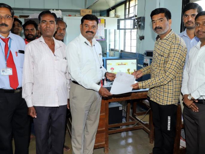 Aadhaar certification started at Mhasal and Banpuri under Debt-free scheme | कर्जमुक्ती योजनेंतर्गत म्हैसाळ व बनपुरी येथे आधार प्रमाणिकरणास प्रारंभ Aadhaar certification started at Mhasal and Banpuri under Debt-free scheme | कर्जमुक्ती योजनेंतर्गत म्हैसाळ व बनपुरी येथे आधार प्रमाणिकरणास प्रारंभ