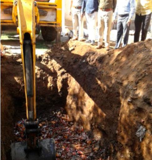 Destroy illegal liquor seized under Molgi police station | मोलगी पोलीस ठाण्यांतर्गत जप्त केलेले अवैध मद्य नष्ट Destroy illegal liquor seized under Molgi police station | मोलगी पोलीस ठाण्यांतर्गत जप्त केलेले अवैध मद्य नष्ट