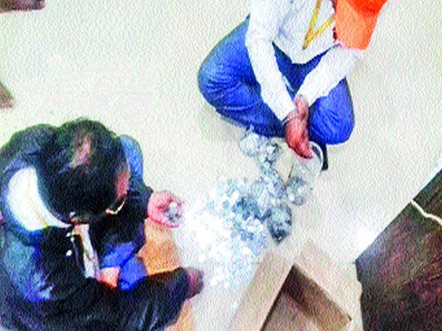 Crusader fines by traders | व्यापाऱ्यांने भरला चिल्लरमध्ये दंड Crusader fines by traders | व्यापाऱ्यांने भरला चिल्लरमध्ये दंड