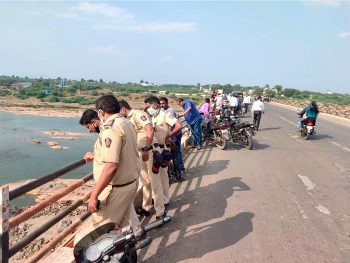 The young man jumped off the Tapi bridge | तापीच्या पुलावरुन तरुणाने घेतली उडी The young man jumped off the Tapi bridge | तापीच्या पुलावरुन तरुणाने घेतली उडी