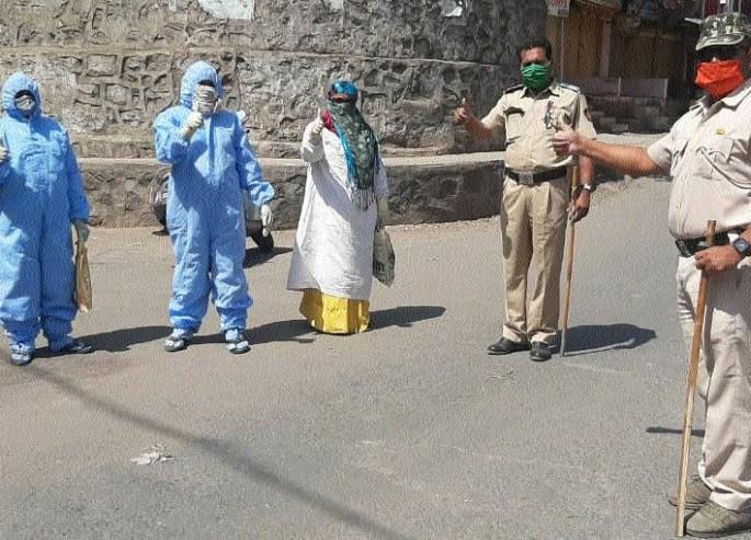 Complete curfew in Amalner's hotspot zone | अमळनेरच्या हॉटस्पॉट झोनमध्ये पूर्णत: संचारबंदी Complete curfew in Amalner's hotspot zone | अमळनेरच्या हॉटस्पॉट झोनमध्ये पूर्णत: संचारबंदी