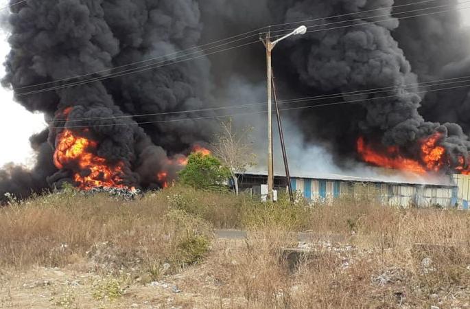 Massive fire at Bhusawal MID, loss of Rs 3 crore | भुसावळ एमआयडीसीत भीषण आग, तीन कोटींचे नुकसान Massive fire at Bhusawal MID, loss of Rs 3 crore | भुसावळ एमआयडीसीत भीषण आग, तीन कोटींचे नुकसान