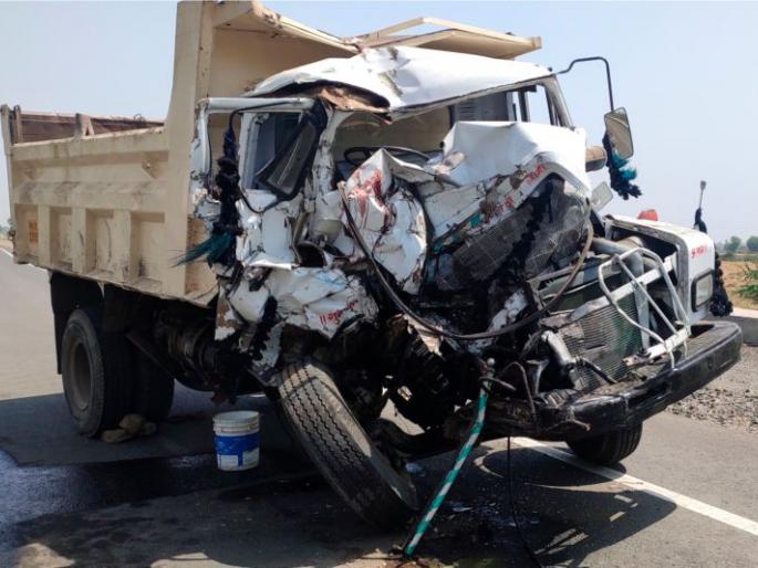 Driver killed in truck and dumper accident | ट्रक आणि डंपर अपघातात चालक ठार Driver killed in truck and dumper accident | ट्रक आणि डंपर अपघातात चालक ठार