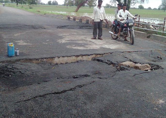 The basis of the dagger to the dangerous Pula | धोकादायक पुलाला डागडुजीचा आधार The basis of the dagger to the dangerous Pula | धोकादायक पुलाला डागडुजीचा आधार