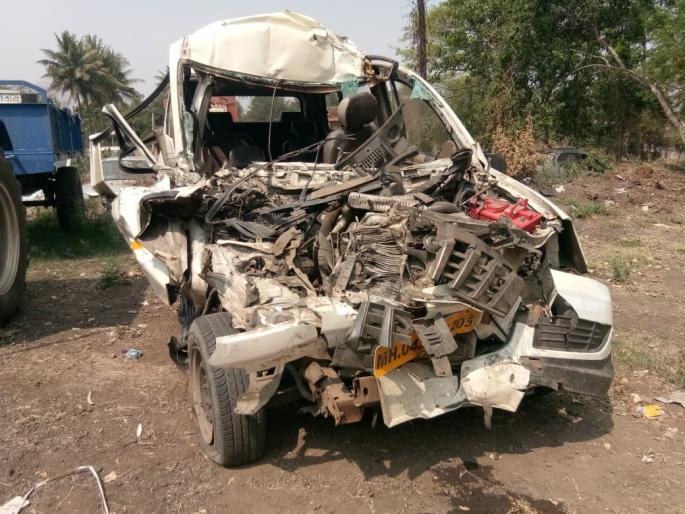Two killed in car-truck collision | पुणे-बंगलोर राष्ट्रीय महामार्गावर कार-ट्रकच्या धडकेत दोन ठार