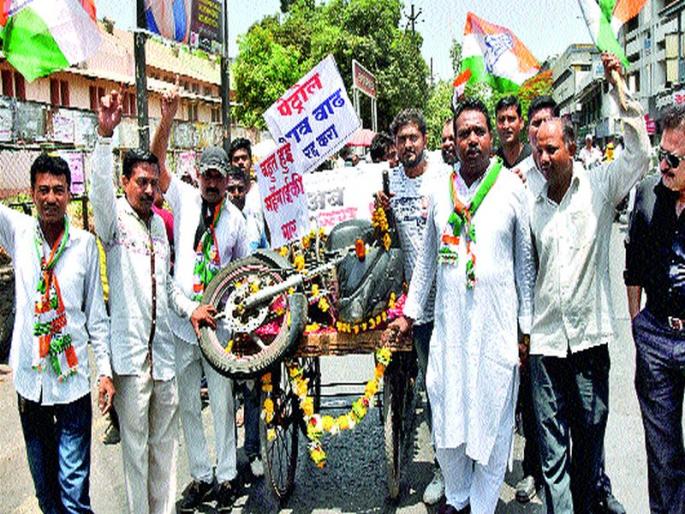 Two-wheeler tragedy and treachery Congress betrayal Front: Workers wearing black clothes and participating | दुचाकीची अंत्ययात्रा अन् ढकलगाडी कॉँग्रेसचा विश्वासघात मोर्चा : काळे कपडे घालून कार्यकर्ते सहभागी