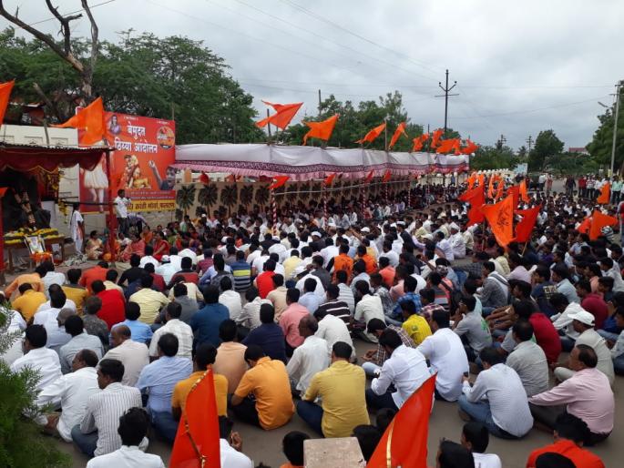 Maratha Kranti Morcha: Thaayya agitation, thousands of community members participating in Phaltan tehsil | Maratha Kranti Morcha : फलटण तहसीलवर ठिय्या आंदोलन, हजारो समाजबांधव सहभागी Maratha Kranti Morcha: Thaayya agitation, thousands of community members participating in Phaltan tehsil | Maratha Kranti Morcha : फलटण तहसीलवर ठिय्या आंदोलन, हजारो समाजबांधव सहभागी