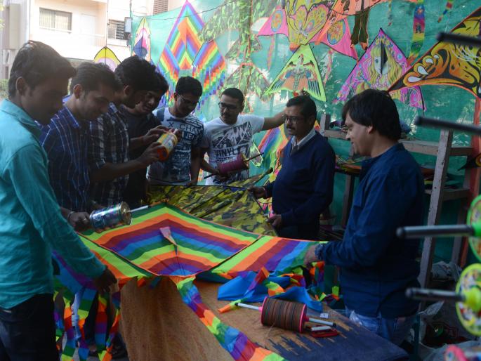 'Waterproof' kite fills Nashik | ‘वॉटरप्रूफ’ पतंगांची नाशिककरांना भुरळ 'Waterproof' kite fills Nashik | ‘वॉटरप्रूफ’ पतंगांची नाशिककरांना भुरळ