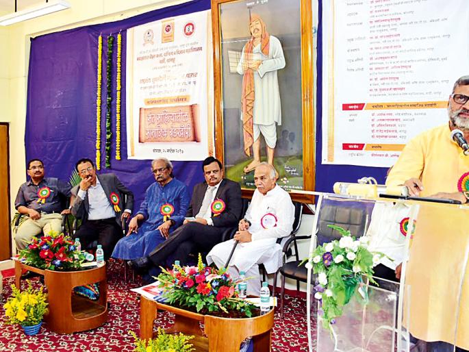 Saints' therapy for freeing society | समाजमन रोगमुक्त करण्यासाठी संतांची ‘थेरपी’ Saints' therapy for freeing society | समाजमन रोगमुक्त करण्यासाठी संतांची ‘थेरपी’