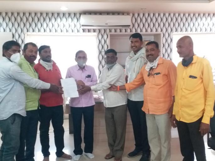 Demand for action in farmer beating case | शेतकरी मारहाण प्रकरणी कारवाईची मागणी