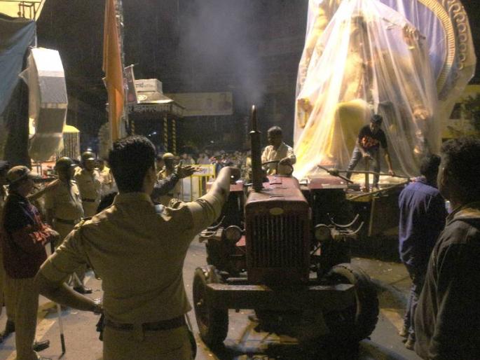 Cops booked in three boards in Rajarampur, seized the mixer | राजारामपुरीतील तीन मंडळांवर गुन्हे दाखल, मिक्सर जप्त Cops booked in three boards in Rajarampur, seized the mixer | राजारामपुरीतील तीन मंडळांवर गुन्हे दाखल, मिक्सर जप्त