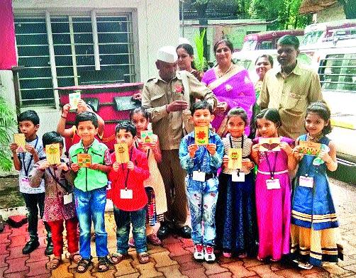 SMS received due to 'gift card' | ‘भेटकार्ड’पुढे एसएमएस पडले फिके SMS received due to 'gift card' | ‘भेटकार्ड’पुढे एसएमएस पडले फिके