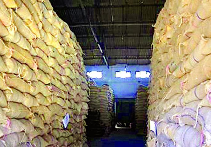 Parbhani: A dark muddle in the government godown of Zimba | परभणी : जिंतुरच्या शासकीय गोदामात सावळा गोंधळ Parbhani: A dark muddle in the government godown of Zimba | परभणी : जिंतुरच्या शासकीय गोदामात सावळा गोंधळ