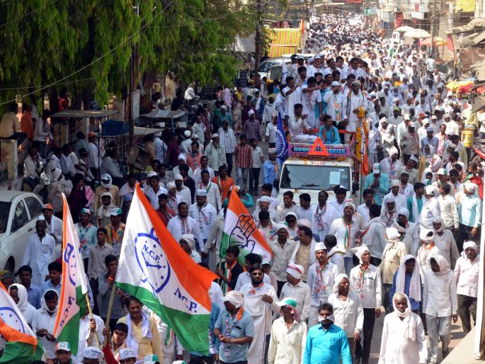 Rally fired from Parbhani city: roads flooded workers; Alliance-linked application with power demonstration | परभणी शहरातून काढली रॅली : कार्यकर्त्यांच्या गर्दीने रस्ते फुलले; शक्तीप्रदर्शनासह युती-आघाडीचे अर्ज