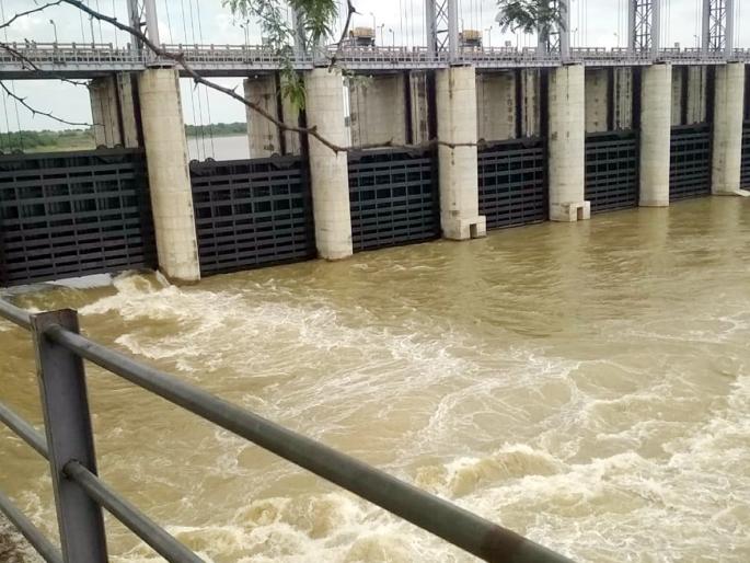 Parbhani: Opening gate of Degrees Dam and water to Nanded | परभणी : डिग्रस बंधाऱ्याचे गेट उघडून नांदेडला पाणी Parbhani: Opening gate of Degrees Dam and water to Nanded | परभणी : डिग्रस बंधाऱ्याचे गेट उघडून नांदेडला पाणी