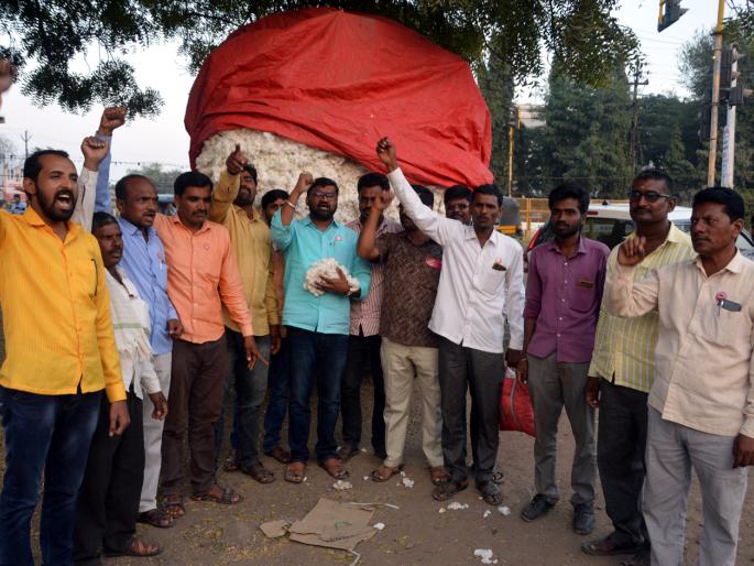 Parbhani: Farmers aggressive against CCI | परभणी : सीसीआयच्या विरोधात शेतकरी आक्रमक Parbhani: Farmers aggressive against CCI | परभणी : सीसीआयच्या विरोधात शेतकरी आक्रमक