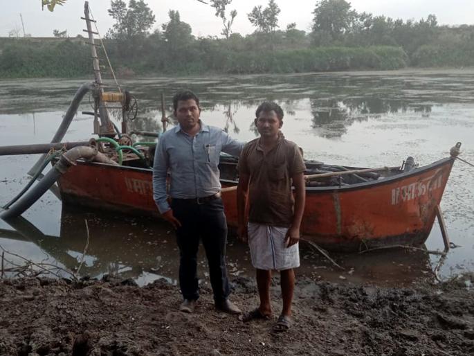 Parbhani: Finger boat seized in Degrees | परभणी : डिग्रस येथील वाळू धक्यातून बोट जप्त Parbhani: Finger boat seized in Degrees | परभणी : डिग्रस येथील वाळू धक्यातून बोट जप्त