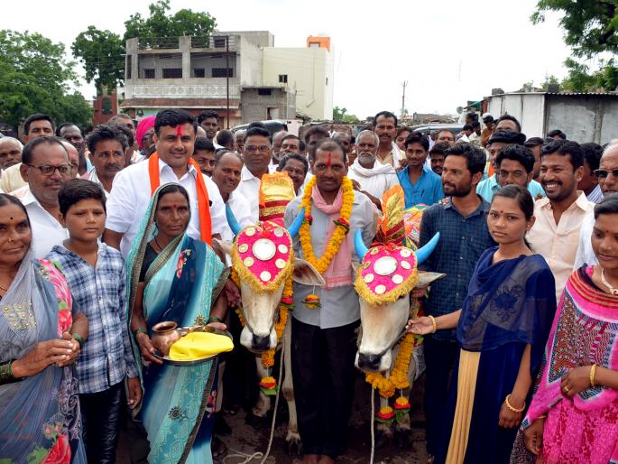 Parbhani: BJP visits farmer | परभणी : भाजपाने शेतकऱ्याला भेट दिली बैलजोडी