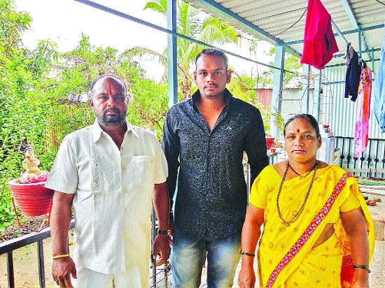 Painter's son prepares competition in competition competition.: Passing the Sub-Inspection Examination in the first attempt | पेंटरच्या मुलाने भरले स्पर्धा परीक्षांत रंग..: पहिल्या प्रयत्नात उपनिरीक्षक परीक्षा उत्तीर्ण Painter's son prepares competition in competition competition.: Passing the Sub-Inspection Examination in the first attempt | पेंटरच्या मुलाने भरले स्पर्धा परीक्षांत रंग..: पहिल्या प्रयत्नात उपनिरीक्षक परीक्षा उत्तीर्ण