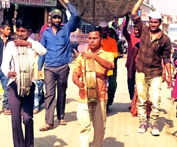 The tradition of burning God in Kajgaon area of Bhadgaon taluka is still retained | भडगाव तालुक्यातील कजगाव परिसरात देव उजाळून घेण्याची परंपरा आजही कायम