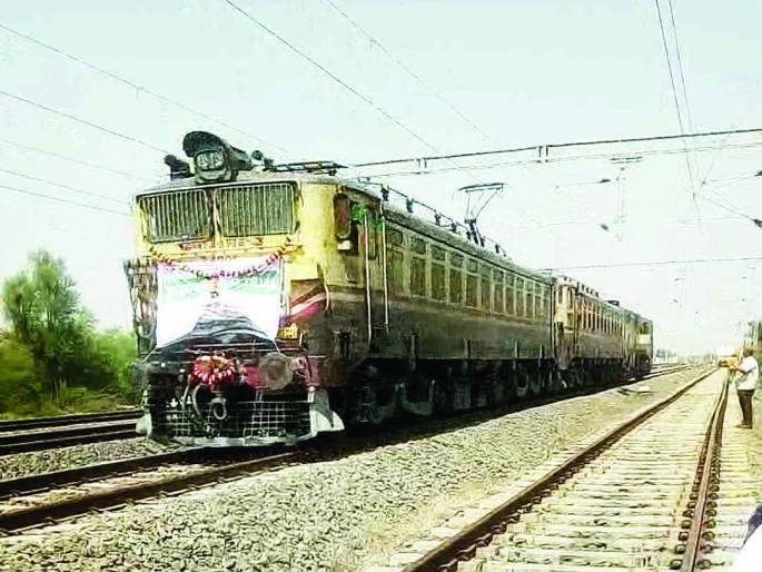 Kurduwadi to Dhalgaon, Dudhni to Savalgi, Mohol-Kurduwadi route | कुर्डूवाडी ते ढालगाव, दुधनी ते सावळगी, मोहोळ-कुर्डूवाडी मार्गावर धावली विजेवरील रेल्वे Kurduwadi to Dhalgaon, Dudhni to Savalgi, Mohol-Kurduwadi route | कुर्डूवाडी ते ढालगाव, दुधनी ते सावळगी, मोहोळ-कुर्डूवाडी मार्गावर धावली विजेवरील रेल्वे