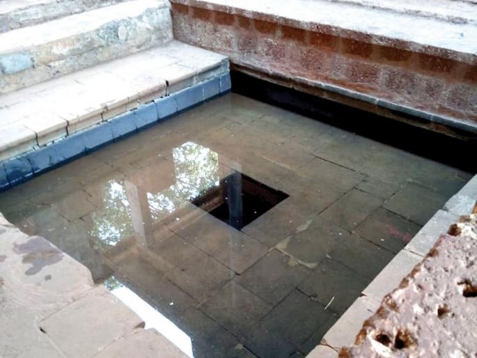 In Rajapur, the devotees took the Ganagaksa to see Gangamai darshan | राजापुरात गंगामाई दर्शनासाठी भाविकांनी घेतली गंगाक्षेत्रावर धाव In Rajapur, the devotees took the Ganagaksa to see Gangamai darshan | राजापुरात गंगामाई दर्शनासाठी भाविकांनी घेतली गंगाक्षेत्रावर धाव