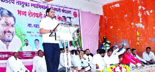 Imported raw sugar from Pakistan and gave country's sugar prices - Raju Shetty | पाकिस्तानातून कच्ची साखर आयात करून देशातील साखरेचे दर पाडले -राजू शेट्टी Imported raw sugar from Pakistan and gave country's sugar prices - Raju Shetty | पाकिस्तानातून कच्ची साखर आयात करून देशातील साखरेचे दर पाडले -राजू शेट्टी