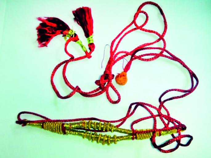 When religion ends ... Hindu goddesses Gonds of Muslim artwork | धर्म जेव्हा लुप्त होतो... हिंदू देवतांना मुस्लीम कलाकुसरीचे गोंडे When religion ends ... Hindu goddesses Gonds of Muslim artwork | धर्म जेव्हा लुप्त होतो... हिंदू देवतांना मुस्लीम कलाकुसरीचे गोंडे