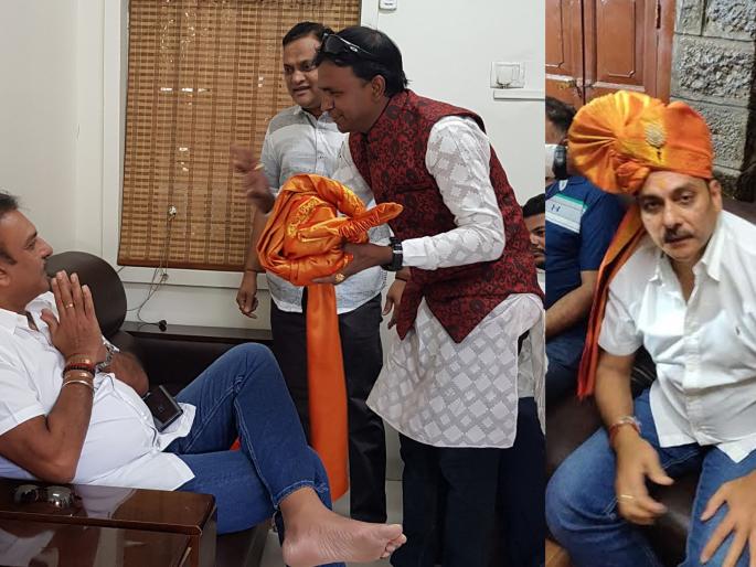 Trainer Ravi Shastri Saibaba's foot | प्रशिक्षक रवी शास्त्री साईबाबांच्या चरणी