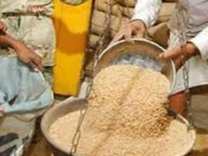 A cheap grain sales center could be the center of infection for hyacinths | स्वस्त धान्य विक्री केंद्र ठरु शकते ह्यकोरोनाह्णचे संक्रमणाचे केंद्र A cheap grain sales center could be the center of infection for hyacinths | स्वस्त धान्य विक्री केंद्र ठरु शकते ह्यकोरोनाह्णचे संक्रमणाचे केंद्र