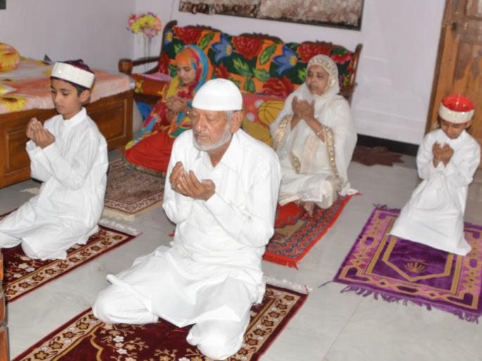 The Muslim community made the link on the day of Eid to alleviate the crisis of Corona | कोरोनाचे संकट दूर व्हावे यासाठी मुस्लीम समाज बांधवांनी केली ईदच्या दिवशी दुवा The Muslim community made the link on the day of Eid to alleviate the crisis of Corona | कोरोनाचे संकट दूर व्हावे यासाठी मुस्लीम समाज बांधवांनी केली ईदच्या दिवशी दुवा