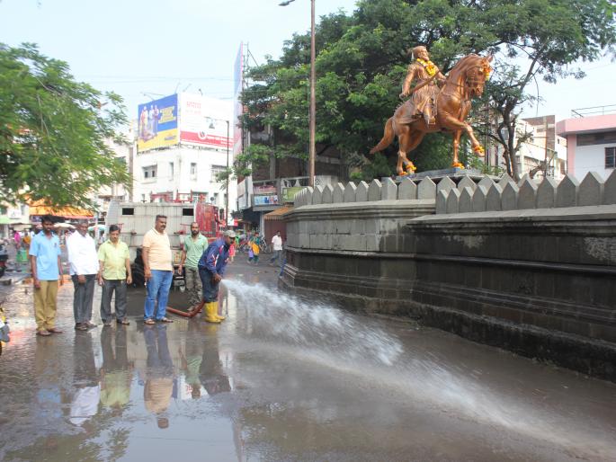 Monsoon rains in Sangli, dams in the city, disrupted power supply, sewage road | सांगलीत वादळी पावसाने दाणादाण, शहरात दलदल, वीजपुरवठा खंडित, सांडपाणी रस्त्यावर Monsoon rains in Sangli, dams in the city, disrupted power supply, sewage road | सांगलीत वादळी पावसाने दाणादाण, शहरात दलदल, वीजपुरवठा खंडित, सांडपाणी रस्त्यावर