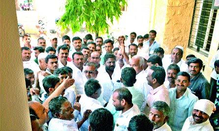 Market Committee Report Attack on Farmers | शेतकºयांचा बाजार समिती कार्यालयावर हल्लाबोल Market Committee Report Attack on Farmers | शेतकºयांचा बाजार समिती कार्यालयावर हल्लाबोल