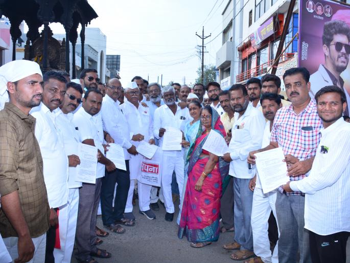 Chakka jam in Satna against interrupted power supply | खंडित वीजपुरवठ्याविरोधात सटाण्यात चक्का जाम Chakka jam in Satna against interrupted power supply | खंडित वीजपुरवठ्याविरोधात सटाण्यात चक्का जाम