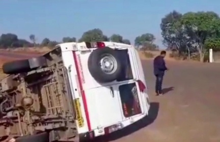 Satara: A minibus crashed at Pisani Fata on Kas road, injuring four people. | सातारा-कास मार्गावर पिसाणी फाटा येथे मिनीबसचा अपघात Satara: A minibus crashed at Pisani Fata on Kas road, injuring four people. | सातारा-कास मार्गावर पिसाणी फाटा येथे मिनीबसचा अपघात