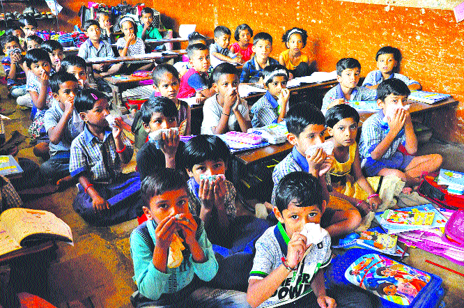 School swine .. parents saline! | शाळेत स्वाईन.. पालकांना सलाईन! School swine .. parents saline! | शाळेत स्वाईन.. पालकांना सलाईन!